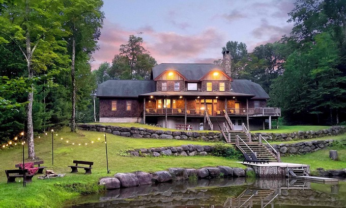 Essex County House | Waterfront 6bd/3.5bth, chef kitch, Adult Treehouse, Swimming, B-ball, Sleeps 12