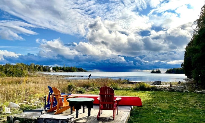 Northern Bruce Peninsula Ski Chalet | Waterfront Bliss at The Lookout: Serene & Spacious