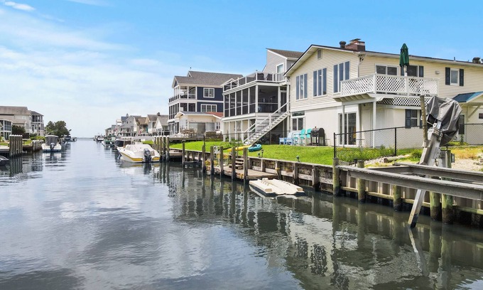 Keen-Wik On the Bay House | WATERFRONT! Bring Your Own Boat! Fits Large Families (2 Living Rooms, Sleeps 14)
