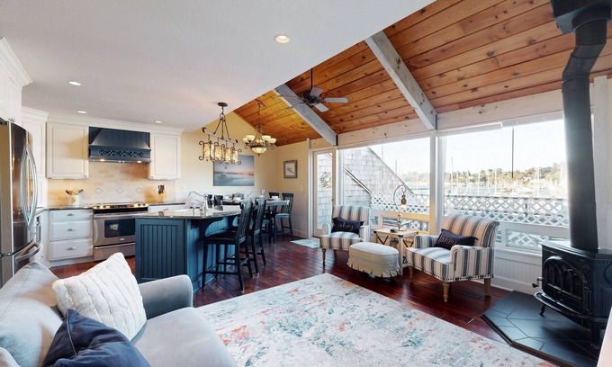 Historic Bayfront Condo | Waterfront condo with bay views & shared gym - dog-friendly