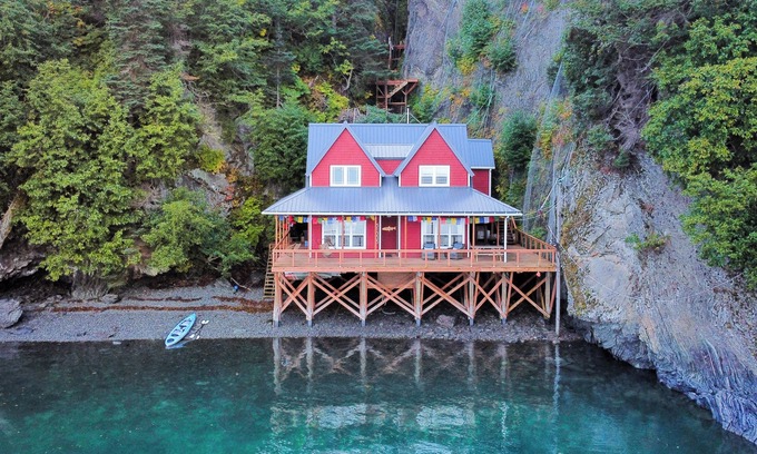 Ismailof Island Villa | Waterfront Cottage on Kachemak Bay with Breathtaking View