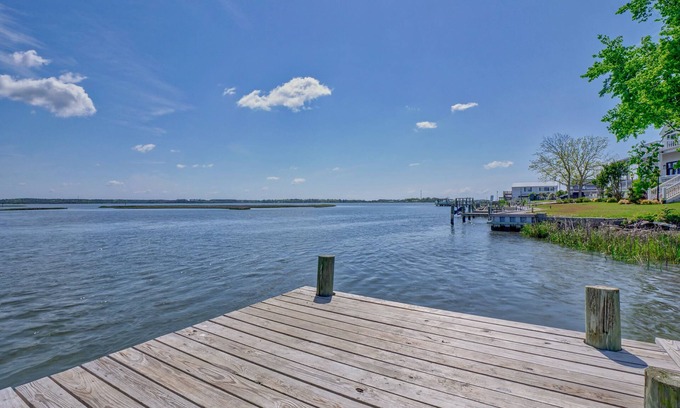 Swansboro House | WATERFRONT, gorgeous, PVT DOCK, relax, DOWNTOWN, fish, RETREAT