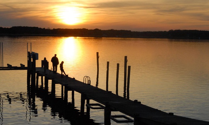 Chester House | Waterfront Home On 3 Acres. Fish,crab, & kayak from the pier + great sunsets!