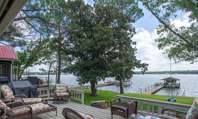 Enchanted Oaks House | Waterfront Home on Beautiful Cove. 1378 sq ft