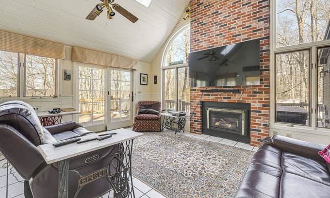Gardiner House | Waterfront Home w/Boat Dock & Sunroom in Gardiner