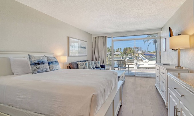 Whitfield Apartment | Waterfront Hotel Room, Huge Pool, Tiki Bar, Close to Beaches & Great Food!