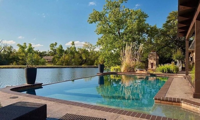 Oklahoma City Villa | WATERFRONT 🎣 | INFINITY SALTWATER POOL 🏊 | HOT TUB | LAKEFRONT | LAKE HEFNER |