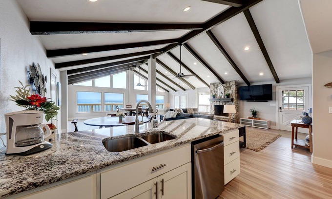 Canyon Lake House | Waterfront Lake House With Hot Tub & Firepit