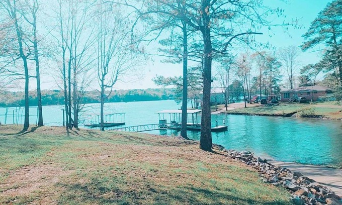 Cullman House | Waterfront Lakehome minutes to I-65 PRIVATE BOAT LAUNCH! ZERO steps to the water