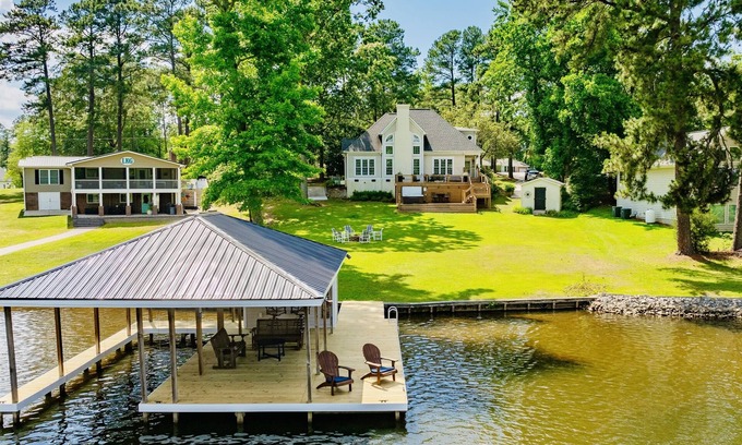 Myrick Estates House | 💥Waterfront💥Luxury HotTub🥇 Kayaks & Paddleboards 💥Pet Friendly, Game Room!