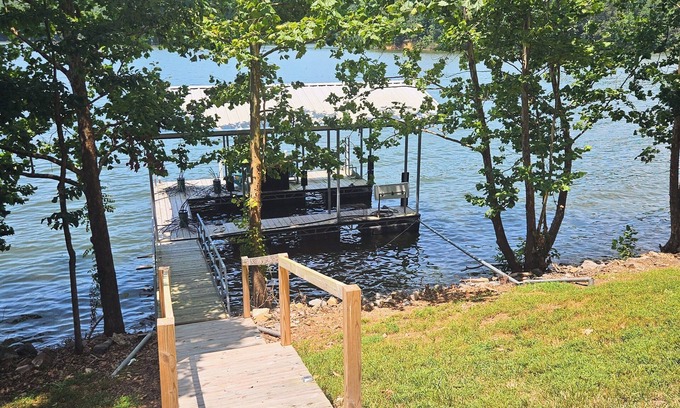 Cadiz House | Waterfront on Lake Barkley, private dock