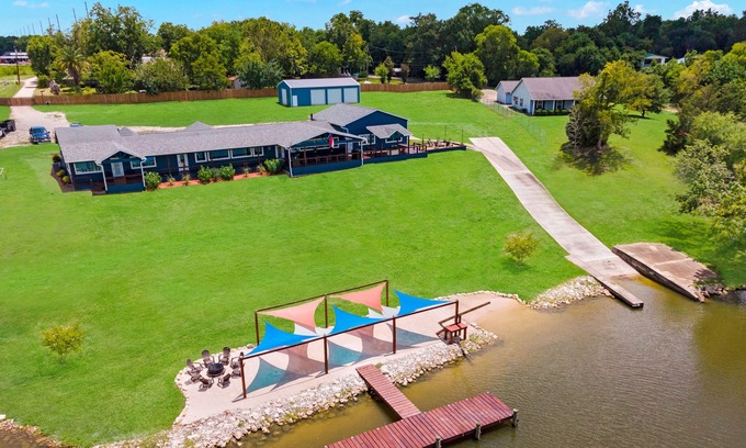 Barrett House | Waterfront Private beach, Boat launch & Dock on San Jacinto River