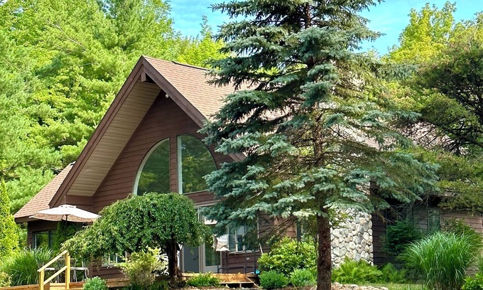 Mayfield Ski Chalet | Waterfront! Quiet, Spacious, Serene Retreat Located in a Private Wooded Setting