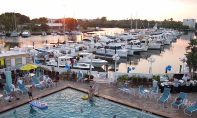 Trailer Estates Hotel | WATERFRONT STUDIO UNIT 107 at the Ramada Inn Sara Bay Marina 7150 N Tamiami Tr