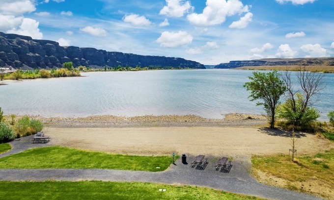 Quincy House | Waterfront, Stunning Views, Private Beach, and Close To Concerts