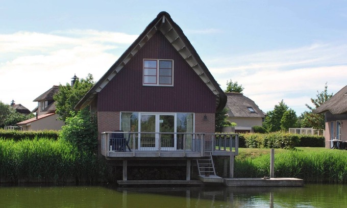 Makkum Villa | Waterfront villa with sauna in Friesland