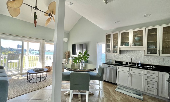 White Sands First Condo | Waterfront- Walk to the Beach- Private Balcony- Sleeps 2