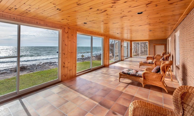 Dunnville House | Waterfront with $1M view!