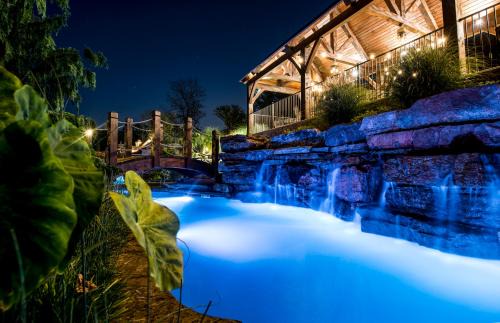 Indian Point House | WaterMill Cove Luxury Lakefront Villa Theatre Room 2Mi to SDC POOL Kayaks Dock