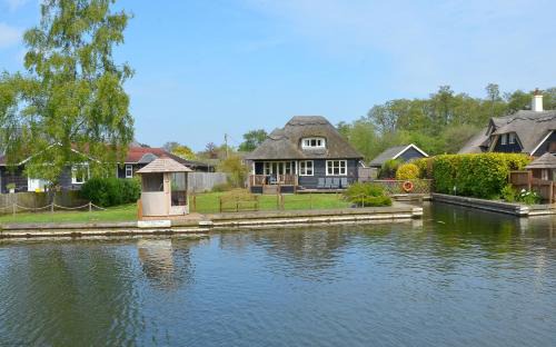 Wroxham House | Waters Edge Cottage - Wroxham