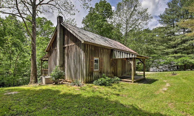 Taswell Cabin | Waters Edge Retreat w/Deck on Patoka Lake!