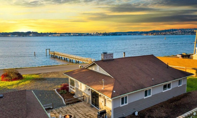 Retsil House | Waterviews, Gameroom, close to DT, & Ferries!