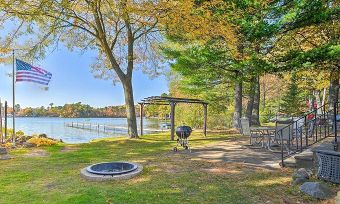 King Cottage | Waupaca Lake Cottage w/ Fire Pit & Boat Dock
