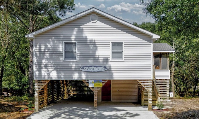 Southern Shores Cottage | Wave Call, in Southern Shores, beckons you to this luxurious cottage!