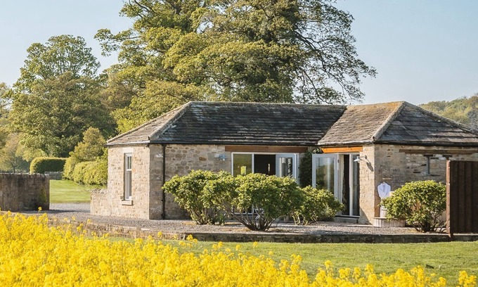 Richmond Cottage | Wayside Cottage - a cottage that sleeps 2 guests in 1 bedroom