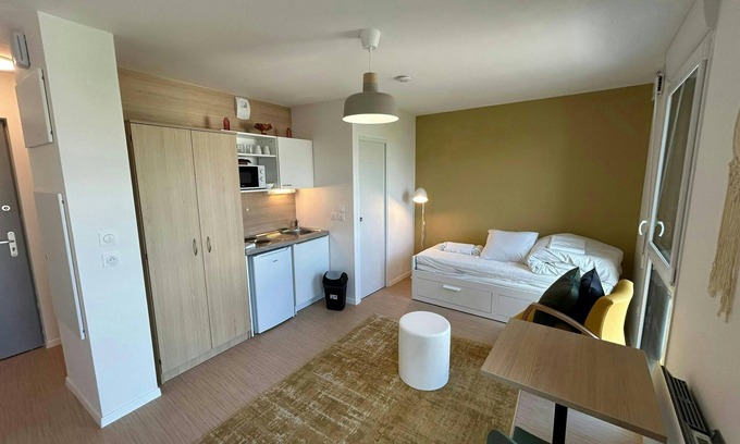 Barbatre Apartment | We Live In R - Suite 402