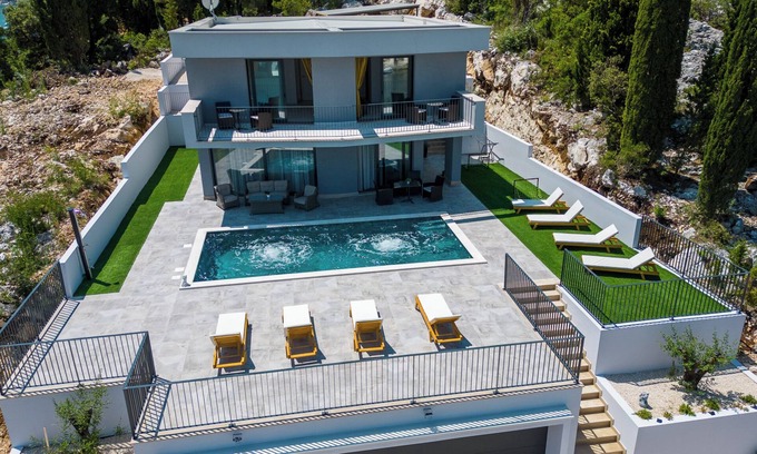 Slivno Villa | We offer amazing villa for 8 person with private boat space, pool and garage