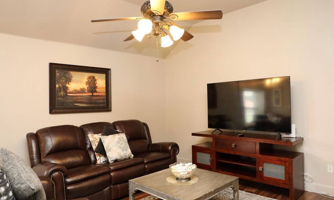 Saginaw House | Welcome Cozy Homen