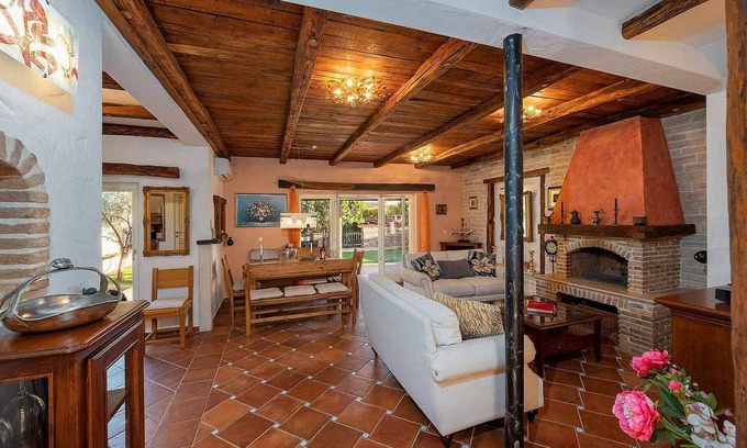 Labinci House | Welcome to Casa Vivo, a charming retreat in the quiet village of Labinci near Pore.
