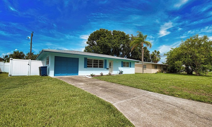 South Bradenton House | Welcome to Casa Milly! A Charming 2-bedroom house with AC, WiFi in Bradenton