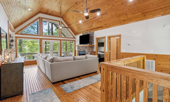 Sloans Valley House | Welcome to "Cumberland Lake Oasis" – Your Perfect Lakeside Retreat!