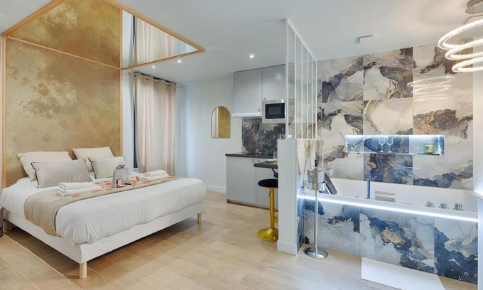 Petit-Ivry Apartment | Welcome to Dubai/Jacuzzi
