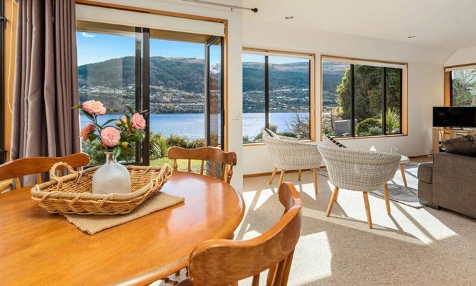 Kelvin Heights Cottage | Welcome to Lakefront Cottage