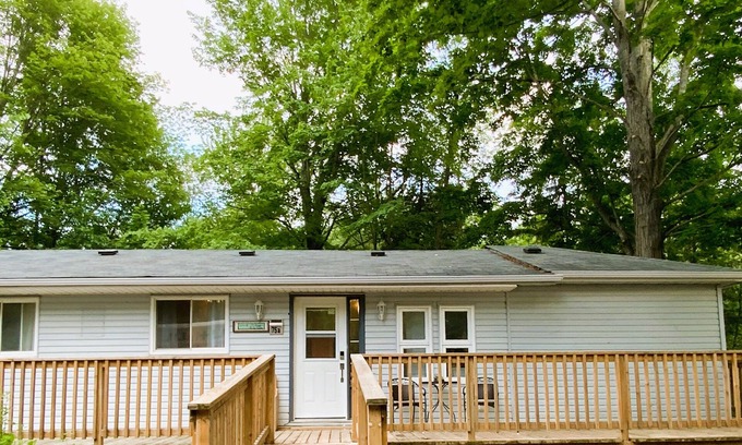 Tweed Cottage | welcome to the Barefoot Bungalow with lake views