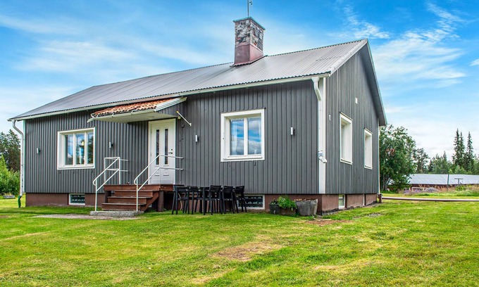 Auktsjaur House | Welcome to this beautiful wooden house with lake view.