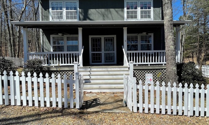 Coosa Cabin | Welcoming 3-bedroom cabin with AC in Gaylesville