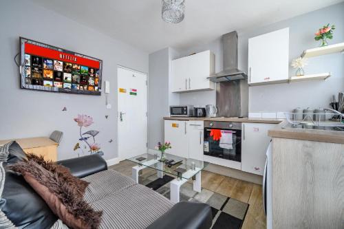Holbeck Apartment | * Well equipped apartment for a relaxing cosy and luxurious fun stay + Free Parking + Free Fast WiFi *