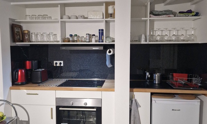 La Courneuve Apartment | Well-equipped studio, WC, key, kitchen with hob, oven, microwave,