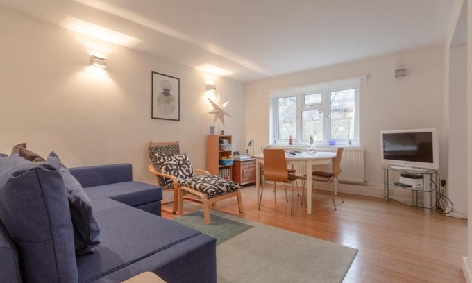 Elephant and Castle Apartment | Well located 2 Bedroom 1 Bath in Elephant & Castle