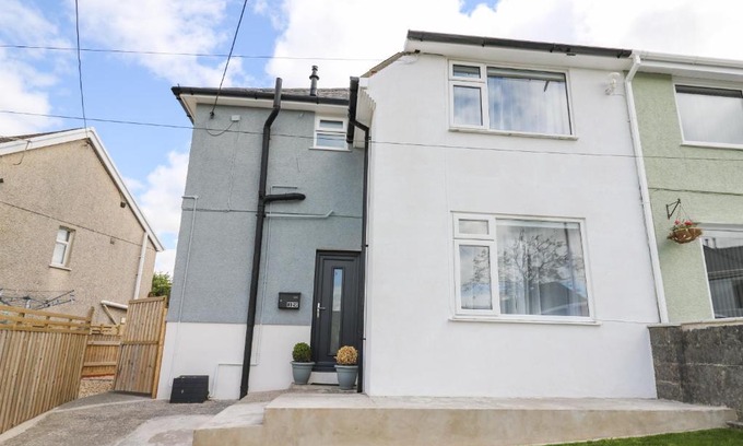 Ammanford House | Welsh Valley House