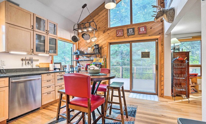 Wenatchee House | Wenatchee Retreat w/Deck < 4 Mi to Skiing!