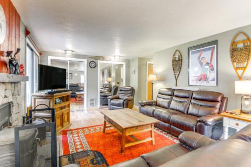 West Dover House | West Dover Townhome Hot Tub, 2 Mi to Mount Snow!