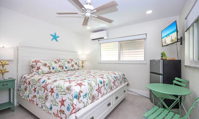 Tradewinds Cottage | West End Paradise Starfish 1 - Quaint Hotel Style Room near the Beach