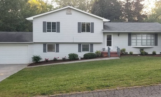 Cedar Bluff House | West Knoxville near I-40/Easy access to all Knoxville/Pet friendly/15 min to UT