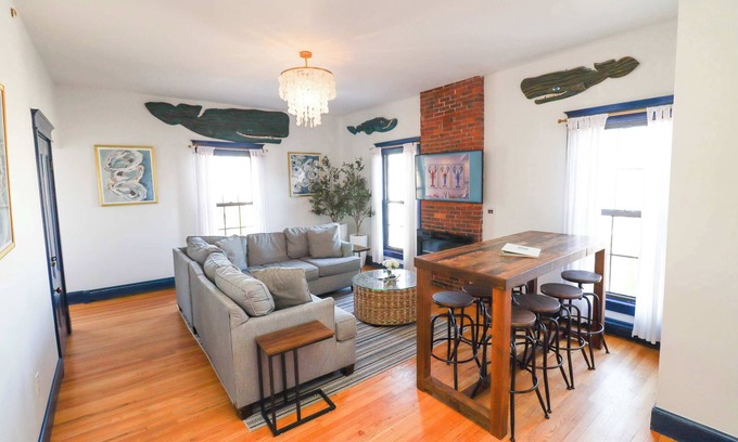 West End Apartment | WestEnd Large Penthouse walk to Old Port w/Parking