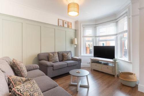 Caversham Apartment | Westfield Town-House Free Parking, Secure Garden